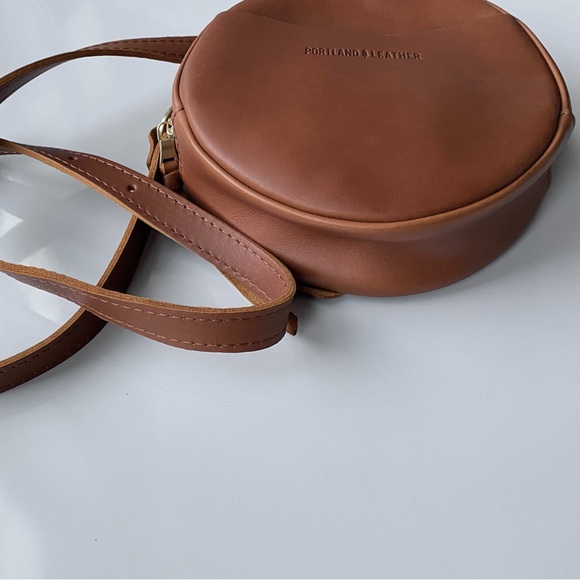 Portland Leather, circle crossbody bag - Picture 7 of 14